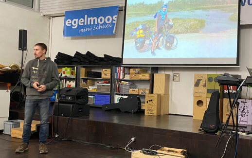 Jörg Heierli beim Vortrag zu seiner Veloreise durch Afrika